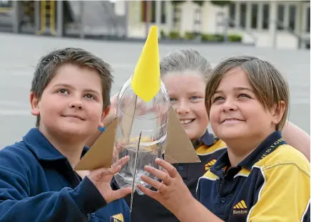  ?? JOHN BISSET/STUFF ?? Profession­als are being sought in Timaru to volunteer for the Wonder Project Rocket Challenge, a free programme for schools by Engineerin­g New Zealand. Pictured, from left, are Lincoln Reedy, 12 , Paige Crump, 11, and Summer Hellier, 11.