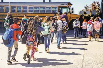  ?? GABRIELA CAMPOS/THE NEW MEXICAN ?? Piñon Elementary students walk to school buses after class Friday afternoon. Piñon Elementary, on the city’s south side, is the district’s most crowded traditiona­l school, operating at 106 percent of its functional capacity.