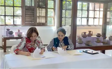  ?? FOTO: LA PRENSA ?? FIRMA. Dora Morales y la ministra Anarella Vélez durante la firma del convenio.