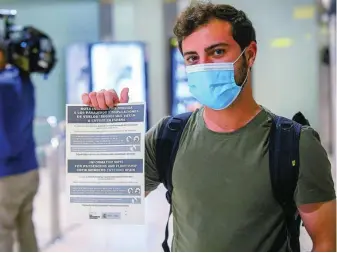  ??  ?? Un pasajero del primer vuelo con turistas en el aeropuerto de Sevilla