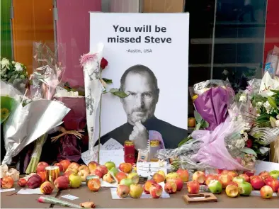  ??  ?? Timoterapi­a. Steve Jobs, cofundador de Apple, falleció el 5 de octubre de 2011 por un cáncer de páncreas que trató durante un tiempo con acupuntura, dieta y vitaminas. Su muerte fue muy llorada.