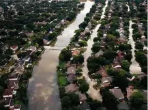  ?? Adrees Latif/Reuters ?? Inundações em Houston, EUA, após o furacão Harvey