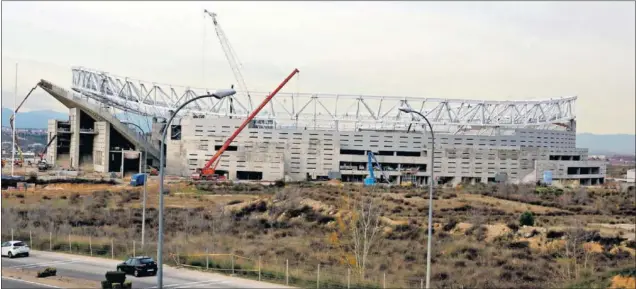  ??  ?? EN MARCHA. Este es el aspecto que presenta en este momento el que debe ser el nuevo estadio del Atlético. Se prepara el izado de la cubierta.