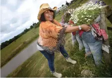  ??  ?? BLOMMIGA JEANS. Raya tycker om blommor, kläder och att skämta. Då kan det bli så här.