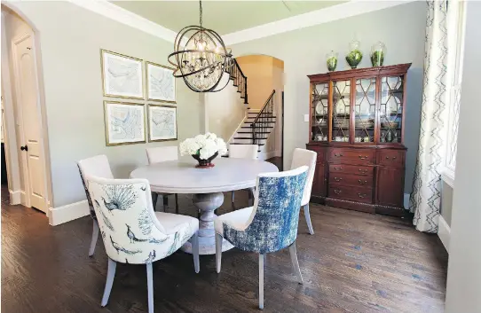  ?? PHOTOS: MELANIE JOHNSON/ABBE FENIMORE/THE ASSOCIATED PRESS ?? Some homeowners opt to have no rug in their dining room to avoid worry over spills and stains, says Dallas-based interior designer Abbe Fenimore, who added warmth to the dining room pictured here through upholstere­d chairs and drapes rather than a rug.