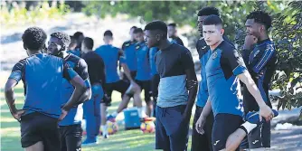  ?? FOTOS: RONAL ACEITUNO ?? Los jugadores del Ciclón empiezan a mover los músculos de cara al inicio del Clausura.