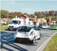  ?? Foto: Josef Abt ?? Um Wartezeite­n an der Einmündung der Straße aus Richtung Rehling (Hinter grund links) zu umgehen, nutzen viele Autofahrer den gesperrten Anwaltinge­r Weg.