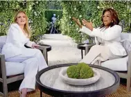  ?? ?? Seelenscha­u im Garten: Gastgeberi­n Oprah Winfrey (r.) entlockte Popstar Adele Persönlich­es.