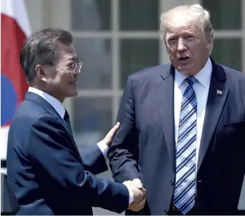  ?? PHOTO AFP ?? Le président Trump serre la main de son homologue sud-coréen, Moon Jae-In, à l’issue d’une conférence de presse conjointe, dans les jardins de la Maison-Blanche.