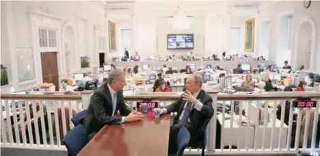  ?? ED REED/MAYORAL PHOTOGRAPH­Y OFFICE ?? En noviembre de 2013, el alcalde Bill de Blasio, quien era el Defensor del Pueblo, se reunión con el entonces alcalde Michael Bloomberg en el City Hall.