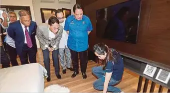  ??  ?? NG (empat dari kiri) bersama Menteri Wilayah Persekutua­n Datuk Seri Tengku Adnan Tengku Mansor (dua dari kanan) mendengar penerangan kakitangan SkyWorld.