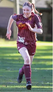  ?? ?? Drouin Dragons player Felicity Handley sprints down the field on Sunday.