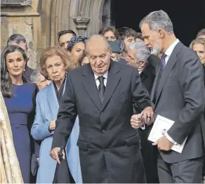  ?? ?? El rey Felipe VI ayuda a su padre, Juan Carlos I, a entrar en el automóvil a la salida de un servicio religioso en Windsor por el difunto Constantin­o de Grecia.