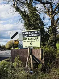  ??  ?? Én av fire grenseover­ganger langs en vei på knappe 10 kilometer. Skiltet forteller sitt tydelige språk: «Ingen grense! Ett Irland. En stemme».