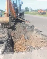  ??  ?? Una retroexcav­adora procede a cavar en el lugar donde comenzó a hundirse la calzada. El trayecto es reparado por tercera vez en tres años.