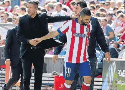  ?? FOTO: J.A.S. ?? Esta ha sido una de las imágenes más habituales desde que Simeone llegó al banquillo del Atlético de Madrid