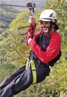  ?? | NOTIMEX ?? Durante sus vacaciones, Cepillín visitó la Huasteca Potosina, donde practicó algunas actividade­s extremas como la tirolesa.