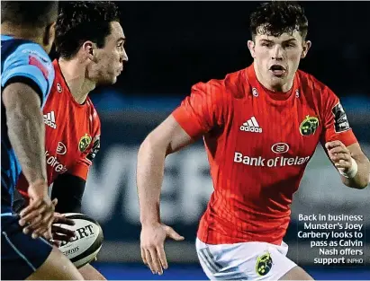  ?? INPHO ?? Back in business: Munster’s Joey Carbery looks to pass as Calvin Nash offers support