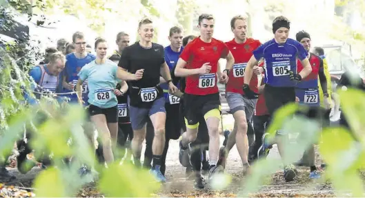  ?? Piet Meyer ?? 2019 setzte sich Bastian Martschaus­ky (Nr. 681, DSC) nach dem Start rasch ab und gewann überlegen die 9000 Meter.BILD: