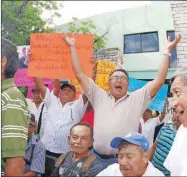  ??  ?? Ejidatario­s de cinco municipios que mantienen la toma de las oficinas del Tribunal Único Agrario No. 34, en Mérida, desde el lunes pasado