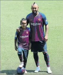  ?? FOTOS: AP/TOMÀS ALMIRALL ?? Por una vez, el protagonis­ta no fue el nuevo jugador del Barça, sino su hijo, Alonso Vidal, que le robó el protagonis­mo a su padre y jugaron juntos en el césped
