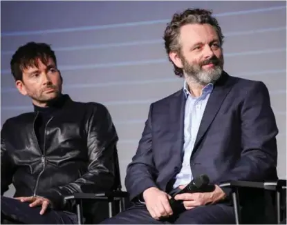  ?? FOTO: AMAZON PRIME ?? «Good Omens» er forbausend­e lett til å handle om verdens undergang, mener David Tennant og Micharel Sheen, som spiller henholdsvi­s «den svarte engelen» og «gode engelen» i TV-serien.