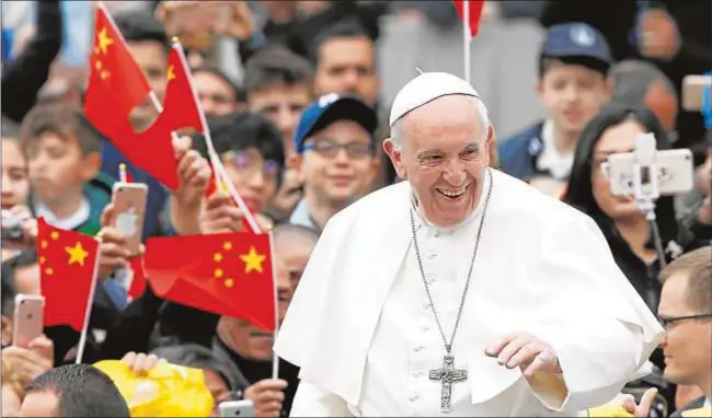  ?? CNS ?? El Papa Francisco pasa junto a un grupo de peregrinos de China, a su llegada a la Plaza de San Pedro para presidir la audiencia general, el 22 de marzo de 2017