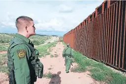  ??  ?? Agentes de EEUU patrullan la frontera con México.
VIGILANCIA.