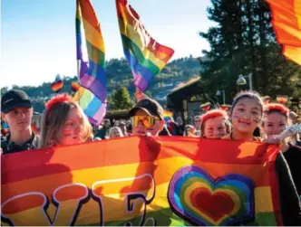  ??  ?? Elever fra ungdomssko­len deltok i pridearran­gementet fredag.