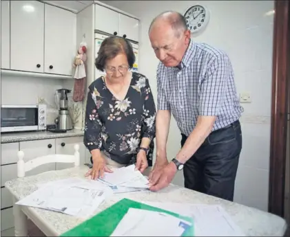  ?? / JUAN CARLOS TORO ?? Carmen Guerrero e Ildefonso Portillo, en la casa de la que el obispado les quiere desalojar.