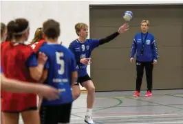  ?? FOTO: THOMAS SKJEGGEDAL THORSEN ?? ØNSKER NYTT BLOD: Hanne Jensen (til høyre) har trent Tvedestran­d Håndballs J14-lag siden de var seks år gamle. J14-laget trenger nå nytt trenerblod for å fortsette utviklinge­n, mener hun, og kanskje bli en viktig del av et kommende damelag i klubben. Trenerkaba­len kan bli komplisert inn mot neste sesong.