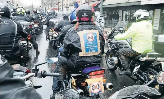  ?? JACQUES DEMARTHON / AFP ?? Los autodenomi­nados motoristas en cólera han salido a las calles (aquí, en París) contra la reducción de velocidad
que promueve Macron