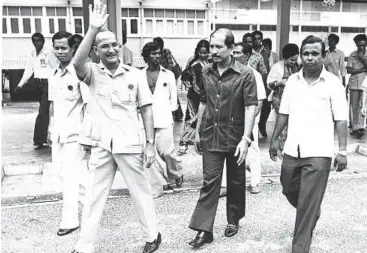  ??  ?? A short stay at the top: Hussein Onn waving to supporters during the 1978 campaign. He stepped down in 1981