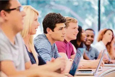  ?? FOTO SHUTTERSTO­CK ?? Neobávat se, ale nepodceňov­at. Loni bylo přijato 81 % studentů hlásících se na VŠ. U nejžádaněj­ších oborů je však úspěšnost daleko nižší.