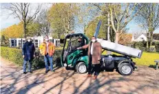  ?? FOTO: STADT XANTEN ?? Bürgermeis­ter Thomas Görtz (r.) und Christian Schmitz vom DBX (2.v.l.) mit Kollegen vor dem neuen Elektrofah­rzeug.