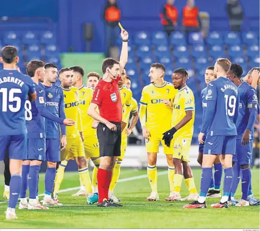  ?? EUROPA PRESS ?? El árbitro expulsa a Djené en la primera parte del Getafe-cádiz de la 12ª jornada de Liga.