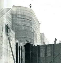  ?? BROCK UNIVERSITY, SPECIAL COLLECTION­S SYKES WELLAND CANAL COLLECTION (JAMES A. MCDONALD PHOTOGRAPH­ER) ?? Ladder work at Lock 1, Welland Ship Canal, June 1924.