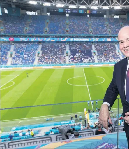  ??  ?? Infantino, presidente de la FIFA, posa antes del comienzo de un partido del último Mundial celebrado en Rusia en 2018.