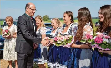  ?? Foto: T. Jordan ?? Vier Ehrendamen begrüßten Finanzmini­ster Albert Füracker zum politische­n Frühschopp­en im Festzelt in Weil.