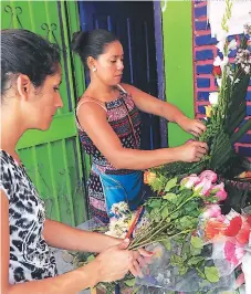  ?? FOTOS: MARVIN SALGADO ?? Las rosas naturales alcanzan gran demanda en la capital en el marco del Día de las Madres.