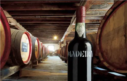  ??  ?? El sistema de vinificaci­ón de Madeira, único en el mundo, consiste en calentar los caldos a altas temperatur­as.