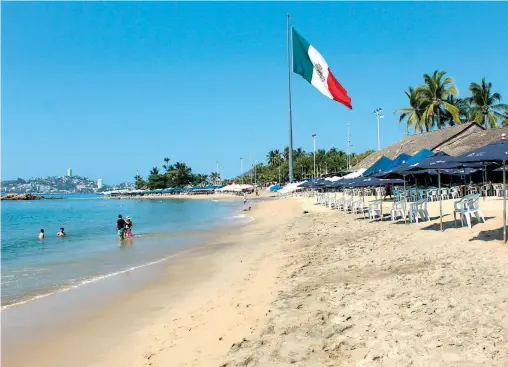  ?? MARTÍN GÓMEZ/EL SOL DE ACAPULCO ?? Las playas
de Acapulco y de varios destinos del país lucen vacías por el temor a contagios de Covid19/