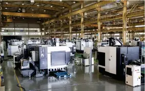  ??  ?? 沈阳机床集团体验中心­有40多台智能机床在­定制化制造生产。