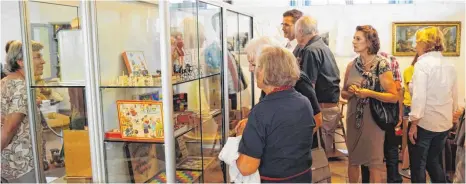  ?? FOTO: WLW ?? Spielzeuge für Kinder aus früheren Tagen werden in der diesjährig­en Stadtfest-Ausstellun­g im Vorderen Schloss vom Heimatvere­in gezeigt.