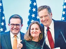  ??  ?? Ildefonso Guajardo, secretario de Economía; Chrystia Freeland, ministra canadiense de Relaciones Exteriores, y Robert Lighthizer, de EU, en marzo.