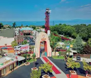  ??  ?? Parchi a tema L’area di Movieland (apre a breve) vista dall’alto e i Buffycats, protagonis­ti della serie animata prodotta da Rainbow e nuovi amici per i bambini a Gardaland, che aprirà i cancelli domani