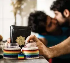  ??  ?? Combat. En décembre 2014, un couple d’homosexuel­s iraniens s’embrasse en tenant symbolique­ment un Coran.