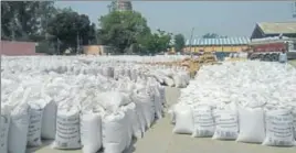  ?? HT PHOTO ?? Procured wheat lying in the open at Indri grain market in Karnal district.