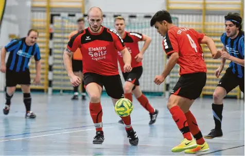  ?? Foto: Marcus Merk ?? Mit vier Treffern im Finale gegen den TSV Dinkelsche­rben wurde Florian Wiest zum Mann des Tages. Er führte den Außenseite­r TSV Fischach aus der A Klasse zum Turniersie­g in der Staudenlan­dhalle. Rechts Salman Hakimi.