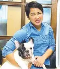  ??  ?? Hidilyn Diaz spends quality time with Hiro - her two-year-old French Bulldog - days before her departure for Kuala Lumpur, Malaysia last February. (Photo courtesy of Hidilyn Diaz)
